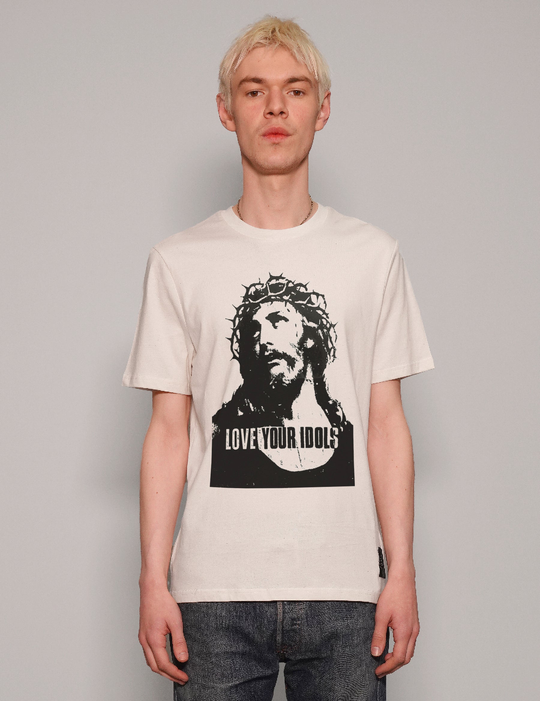 ‘Love Your Idols’ Shirt in Ecru