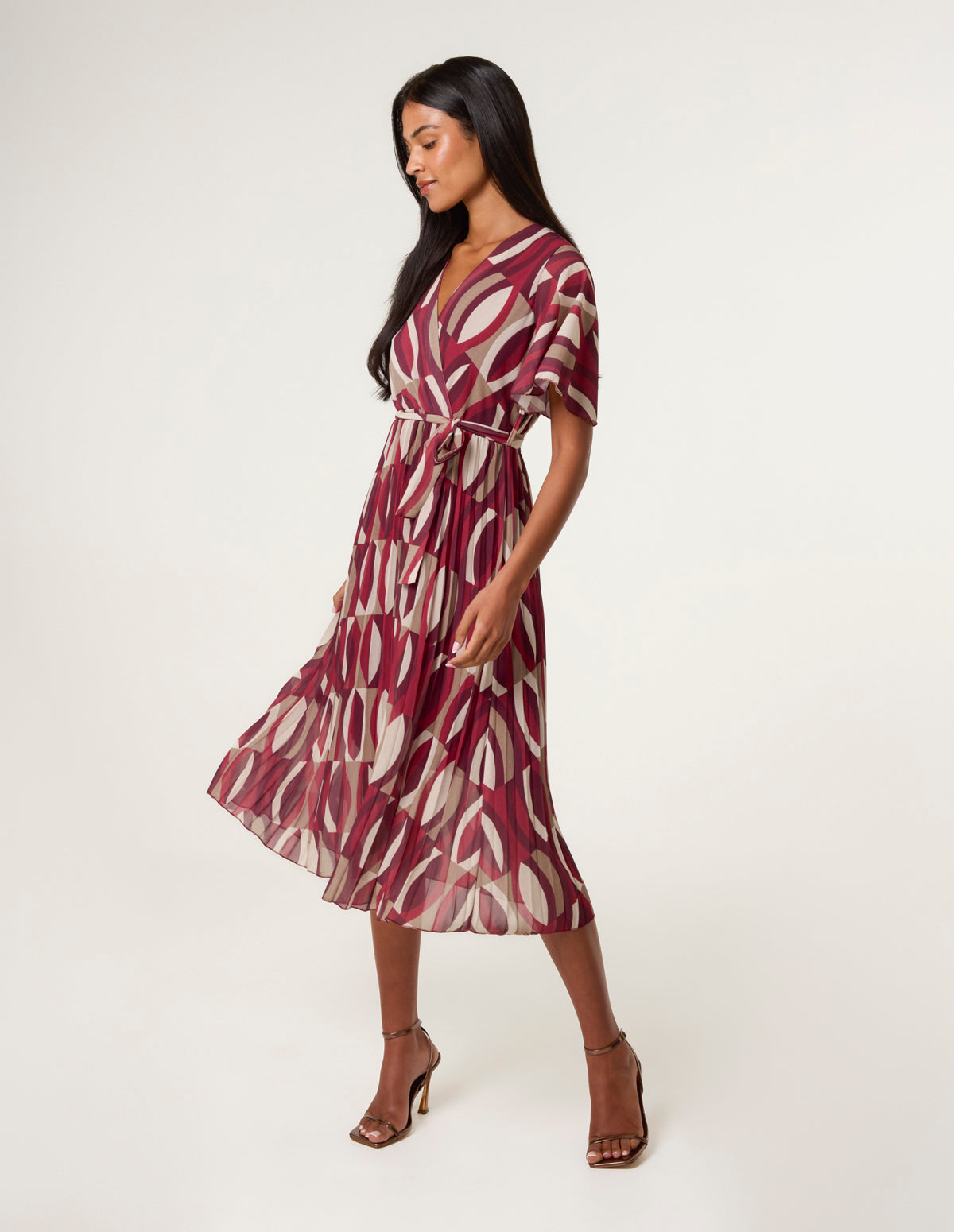 Geometric Crossover Pleated Dress With Belt – L WINE