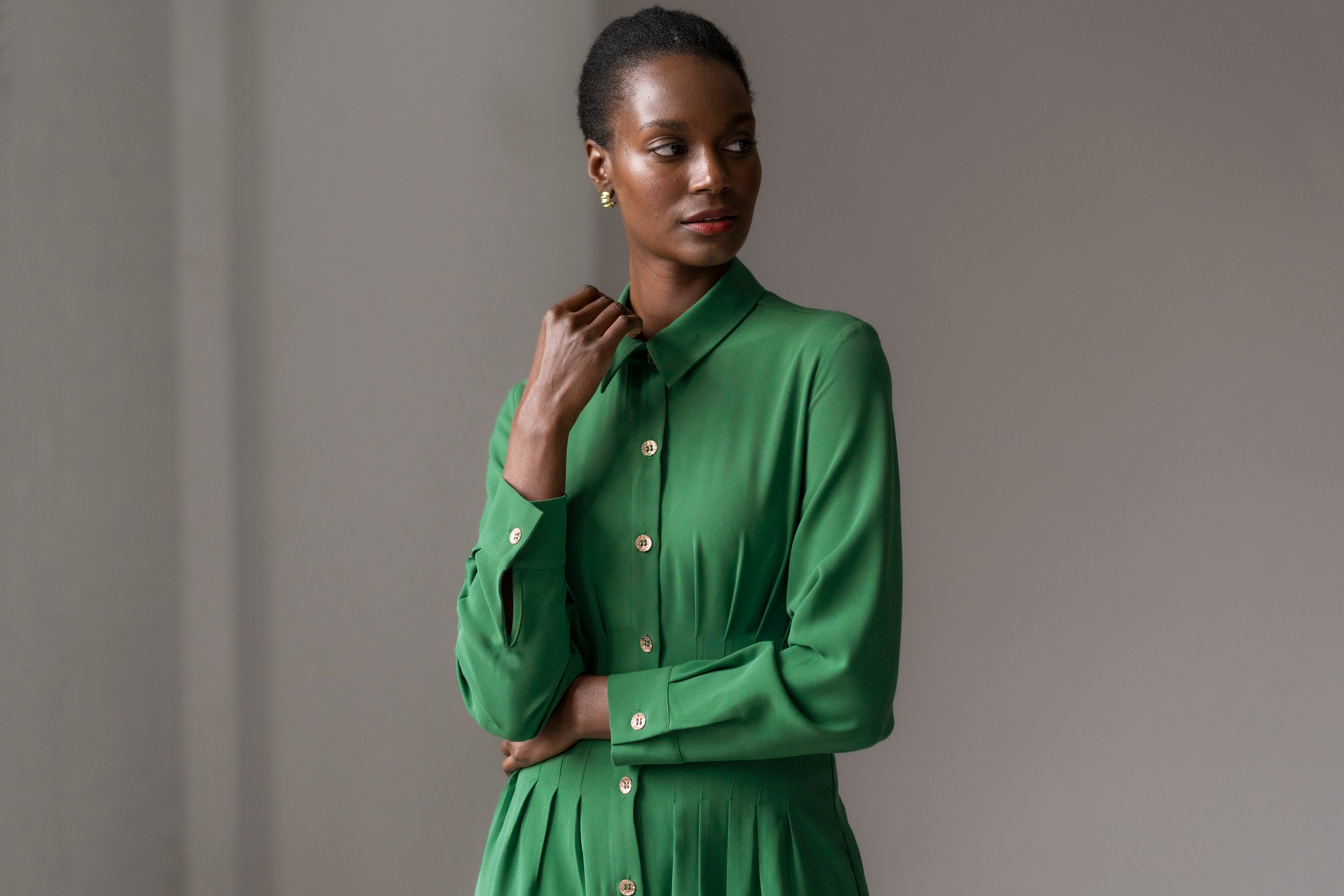 Cara Hourglass Fit Waist Defining Midi Shirt Dress In Emerald Crepe
