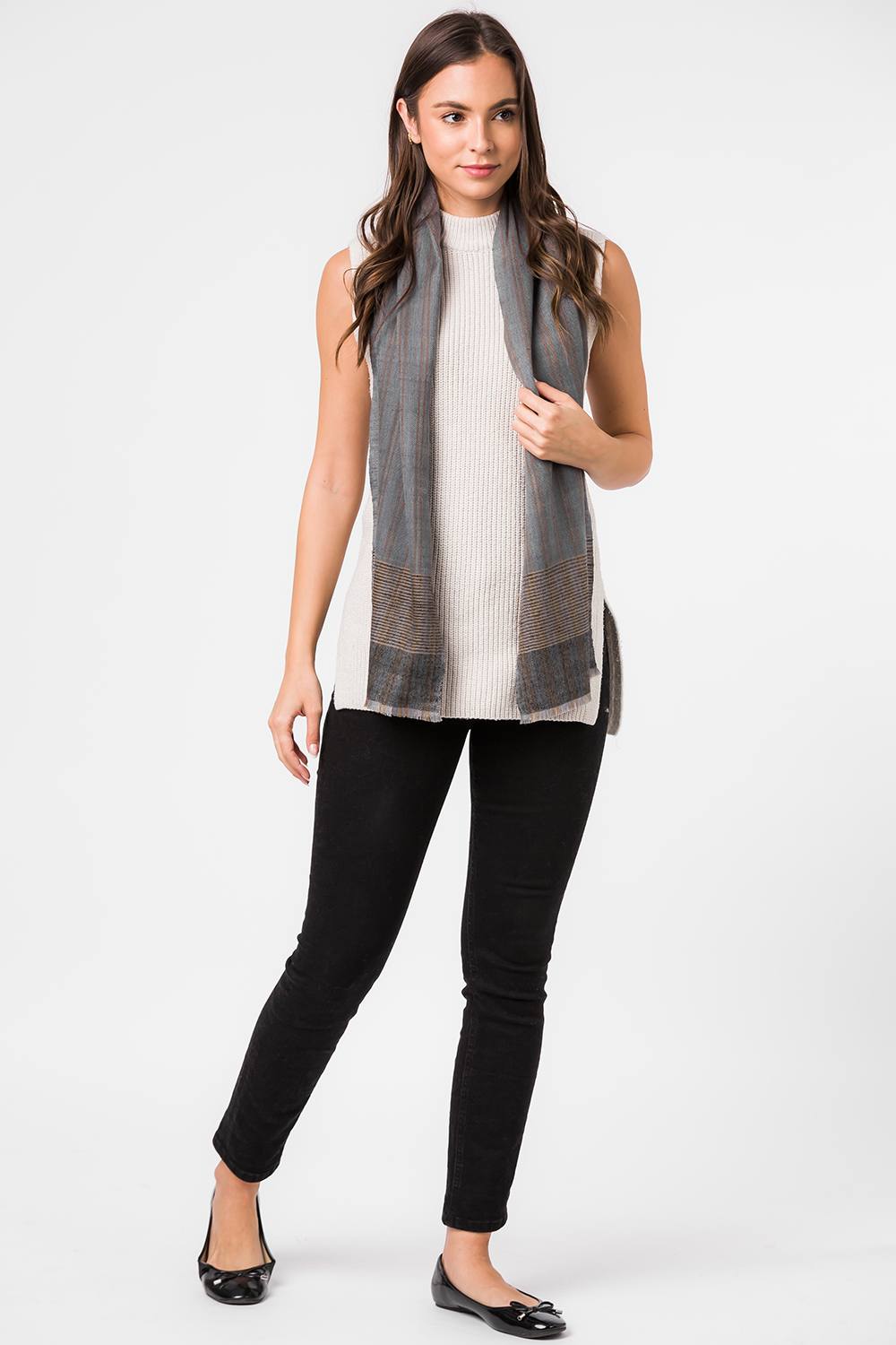 Pure Luxuries London ‘aspect’ Cashmere & Merino Wool Scarf In Dark Grey Pure Luxuries London ‘aspect’ Cashmere & Merino Wool Scarf In Dark Grey