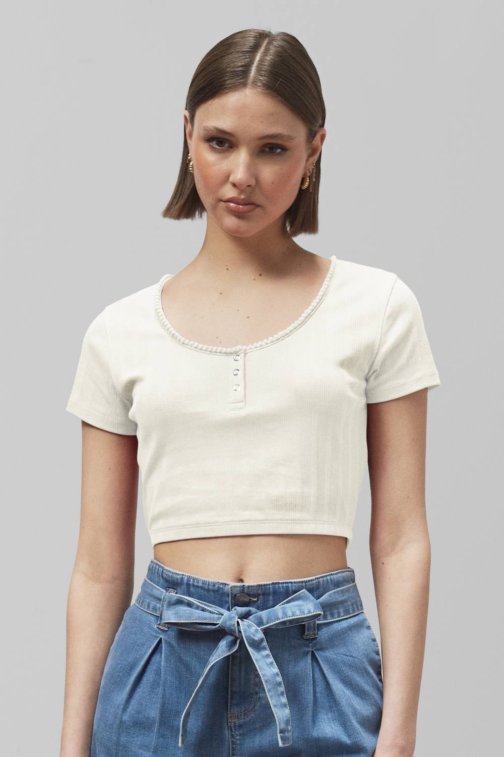 Enorsia Ribbed Short Sleeves Cropped Shirt In White Enorsia Ribbed Short Sleeves Cropped Shirt In White